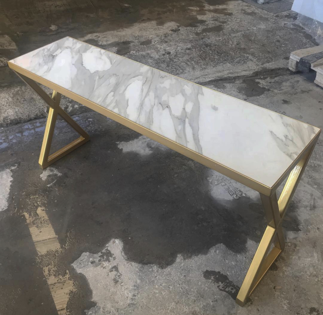 Consola de Diseño con Tapa Efecto Mármol y Patas Doradas