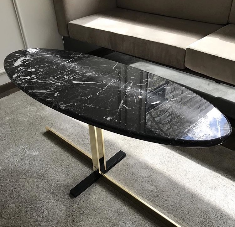 Mesa de Centro Ovalada de Mármol Negro con Base Dorada – Diseño Exclusivo